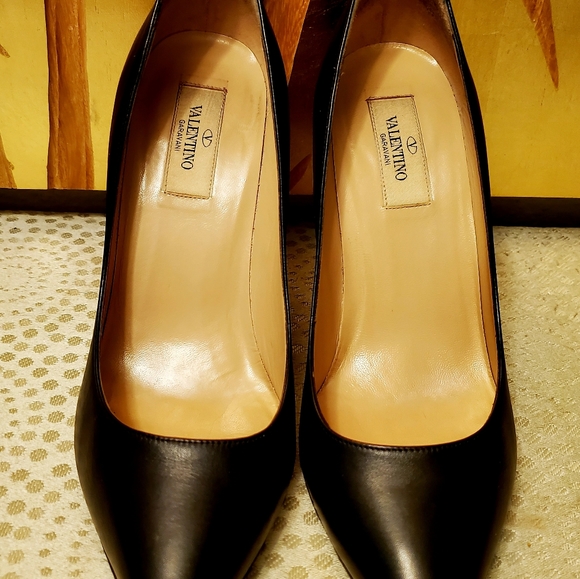 Valentino Garavani Rockstud Black Leather Pumps - Picture 8 of 13